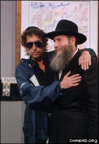 Боб Дилан и раввин Кунин из хабадской общины Лос-Анджелеса.